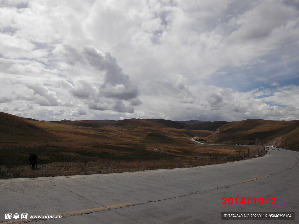 公路边的壮阔山野景观