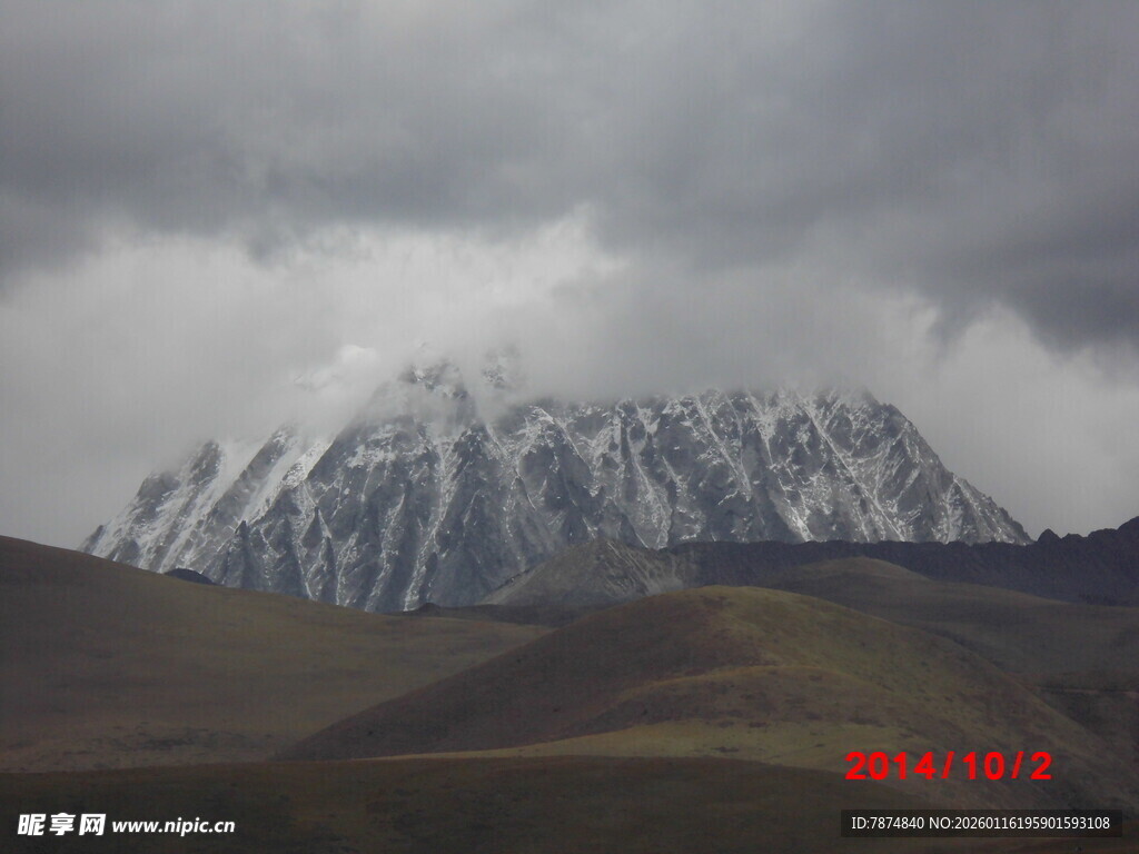 雪山云雾下的壮丽风光