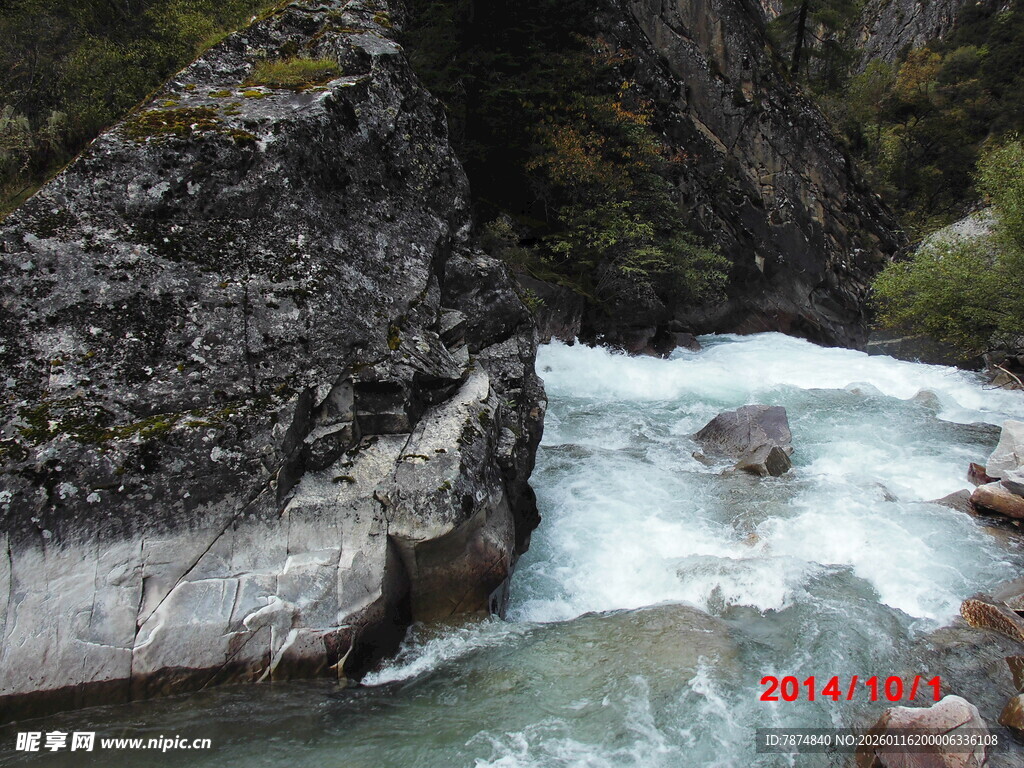山间湍急溪流穿岩石