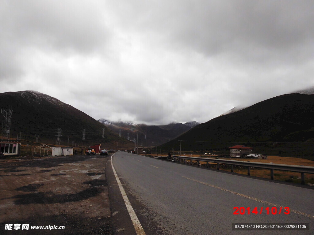 山间公路 阴云下的风景