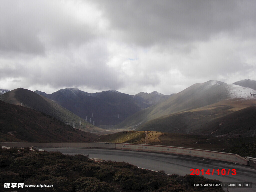 山间公路 云雾缭绕之景