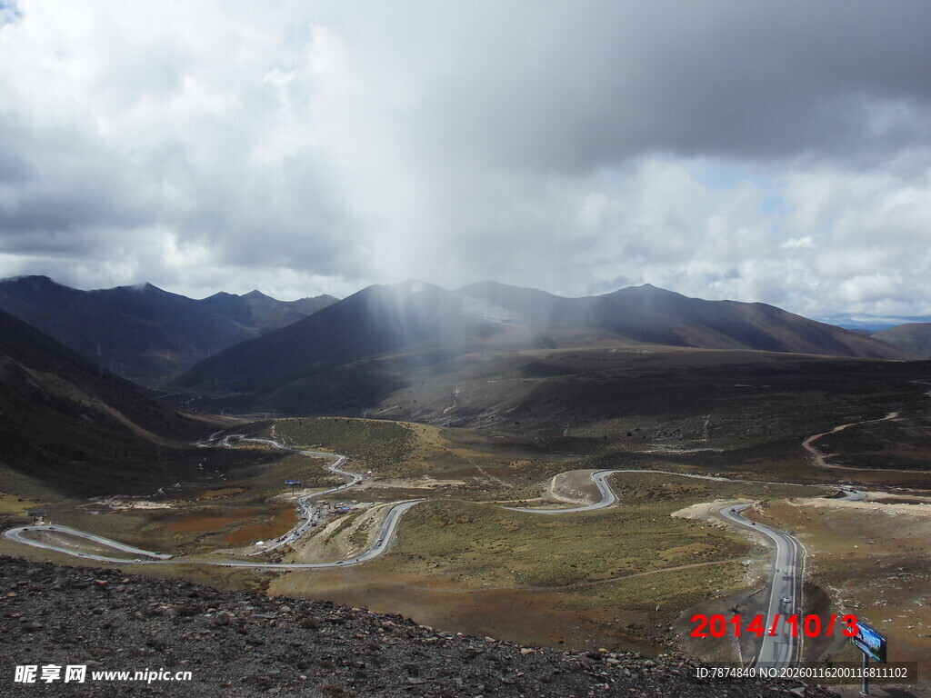 山间蜿蜒公路 壮美风光