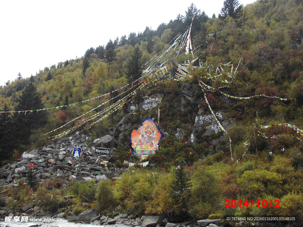 山间经幡与桥梁景观