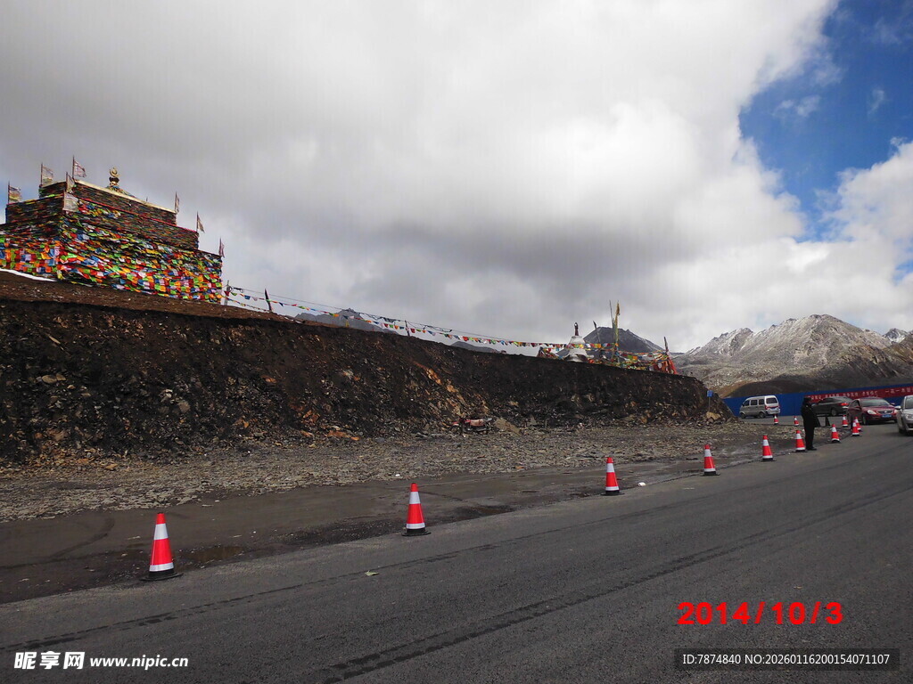 公路旁的藏式建筑与风景