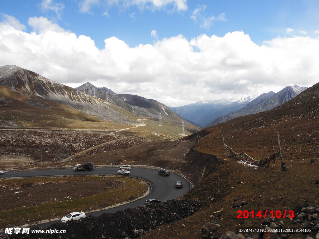 山间河谷壮丽自然景观
