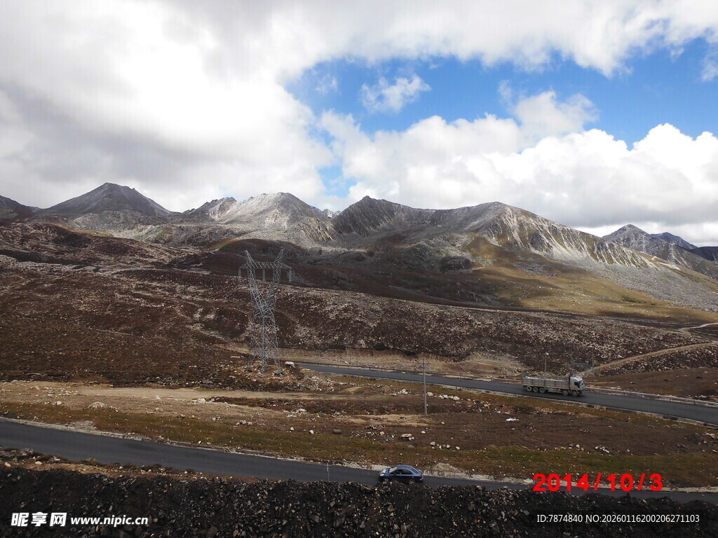高原公路旁的壮美山景