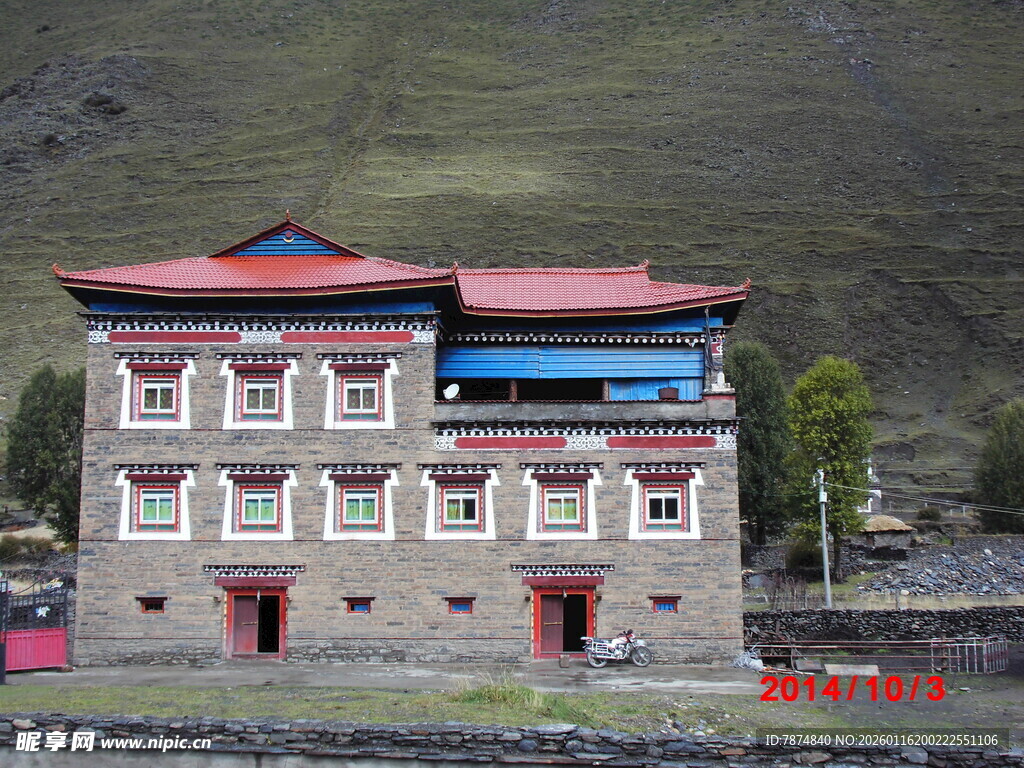 藏式风格建筑于山野间