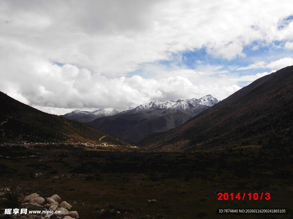 山间云雾缭绕的壮丽景致