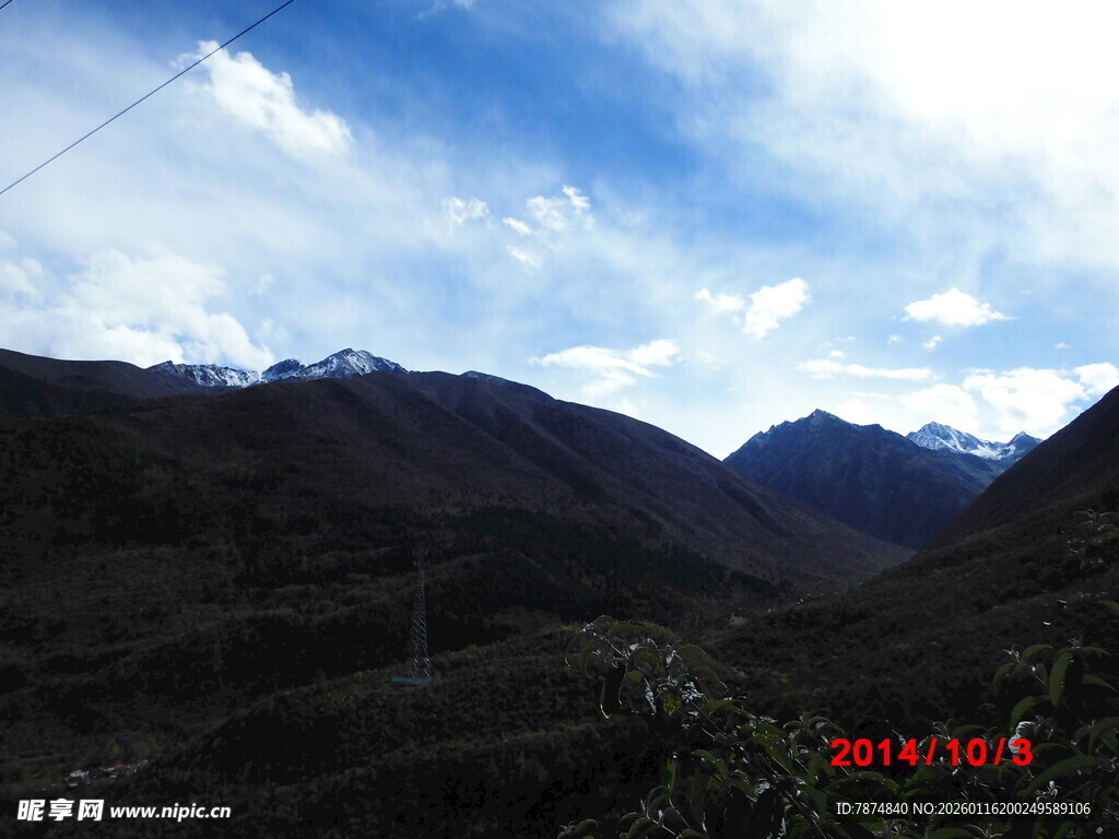 壮丽山景 蓝天白云映山峦