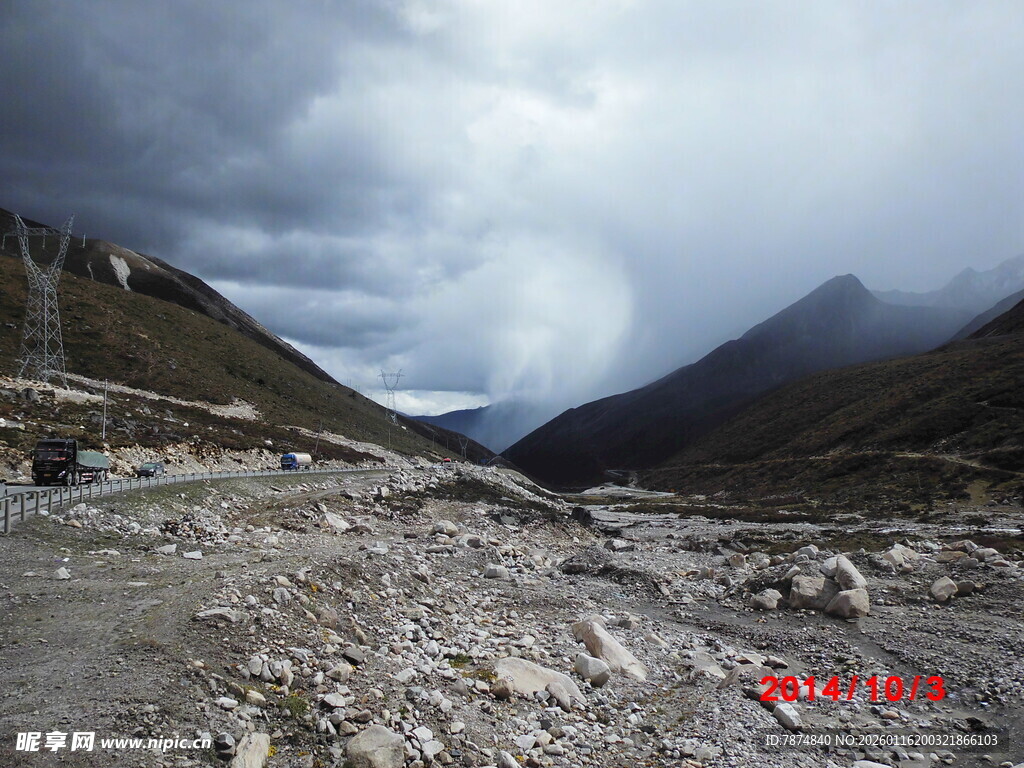 山间碎石路 阴云覆山谷