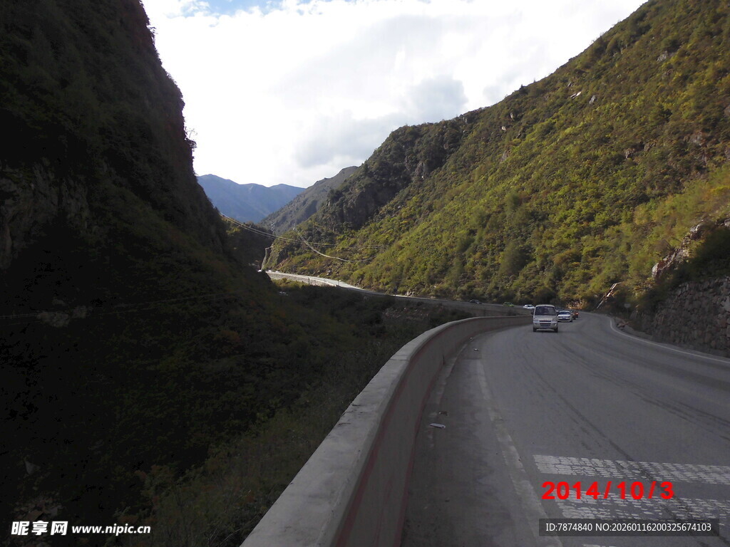 山间公路上行驶的车辆