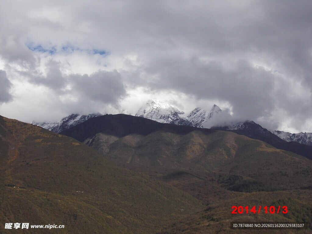 雪山云海下的壮丽山峦