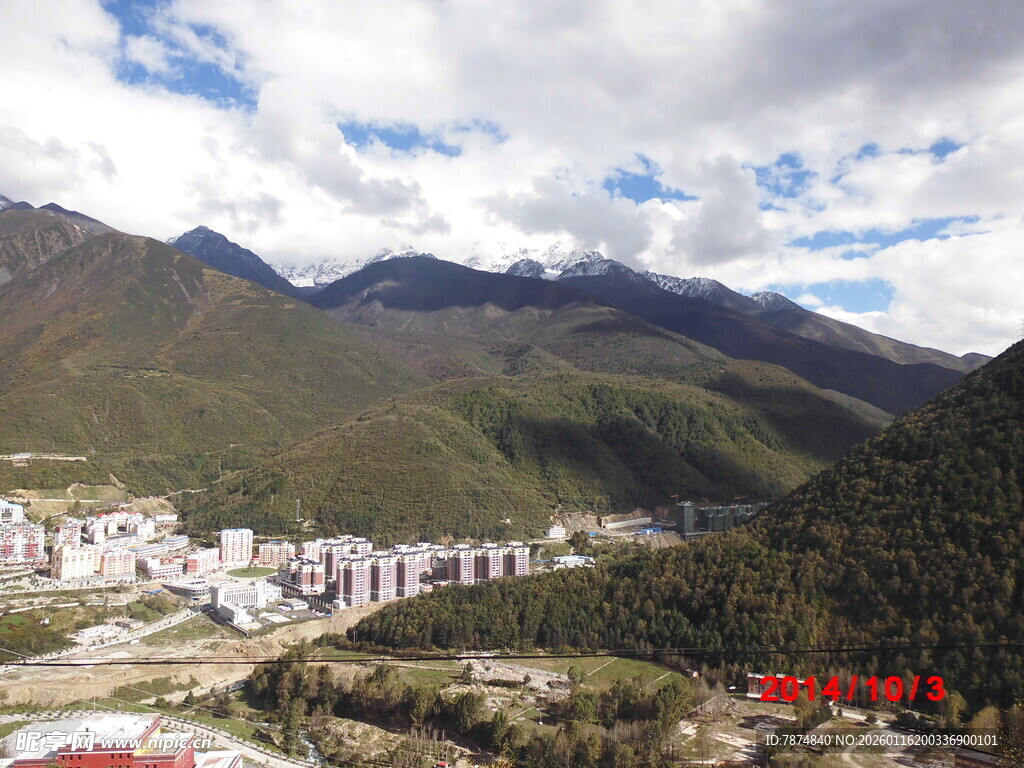 山间城镇美景