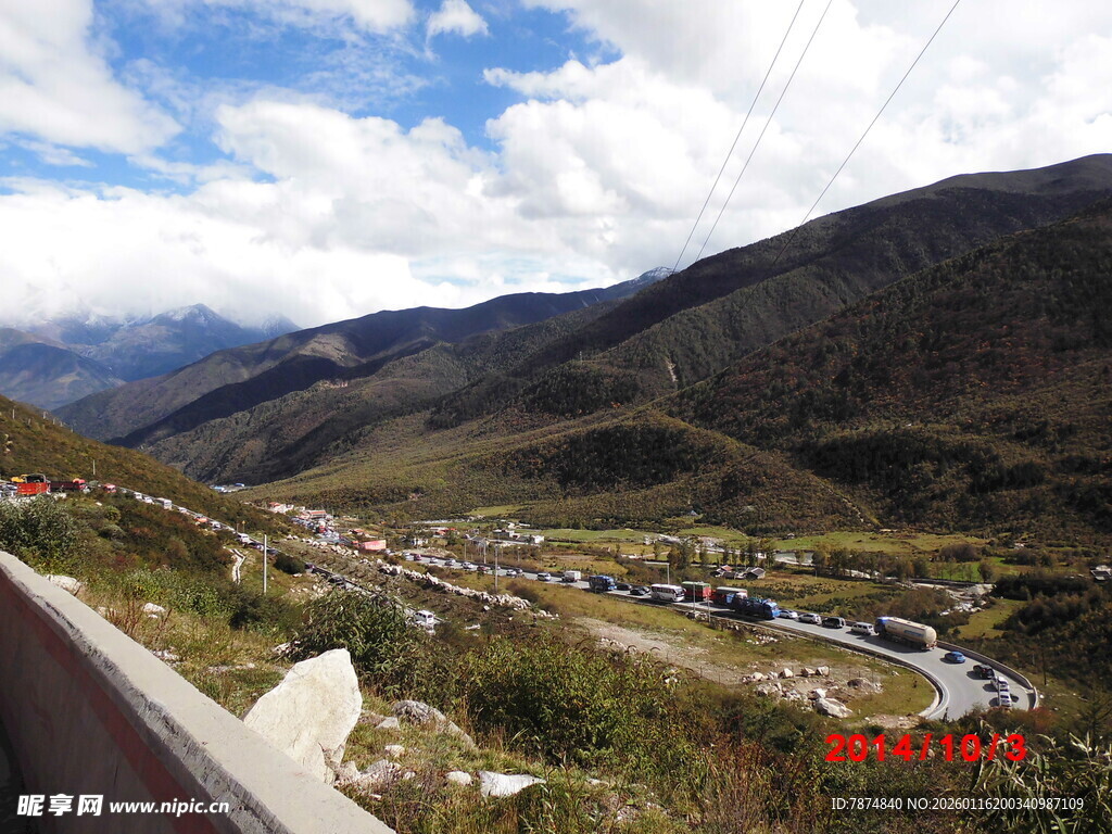 山间公路旁的美丽村落