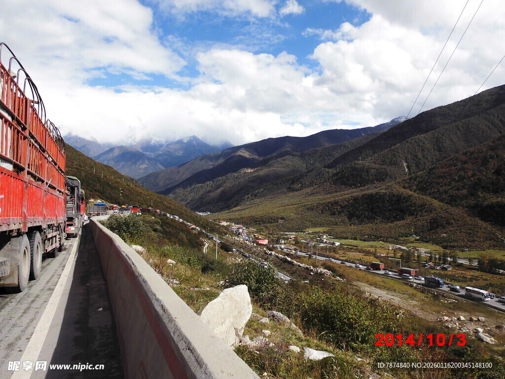 公路上的红色货车与山景
