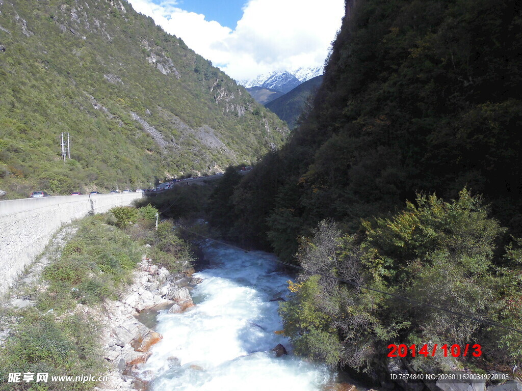 山间湍急溪流风景