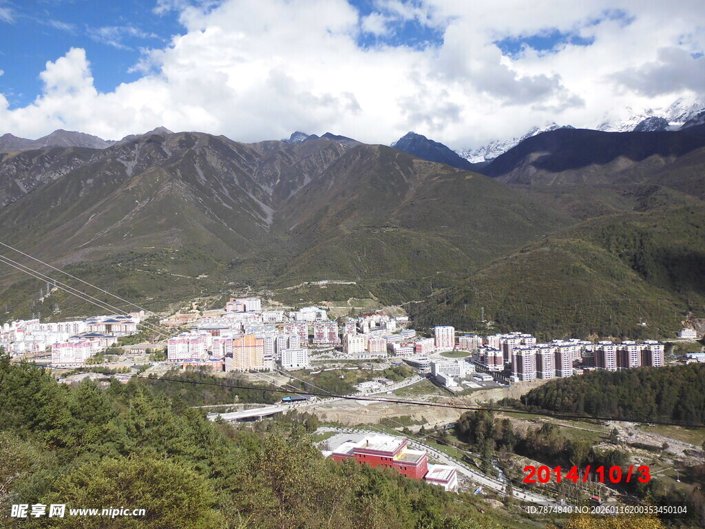 山间城镇风光
