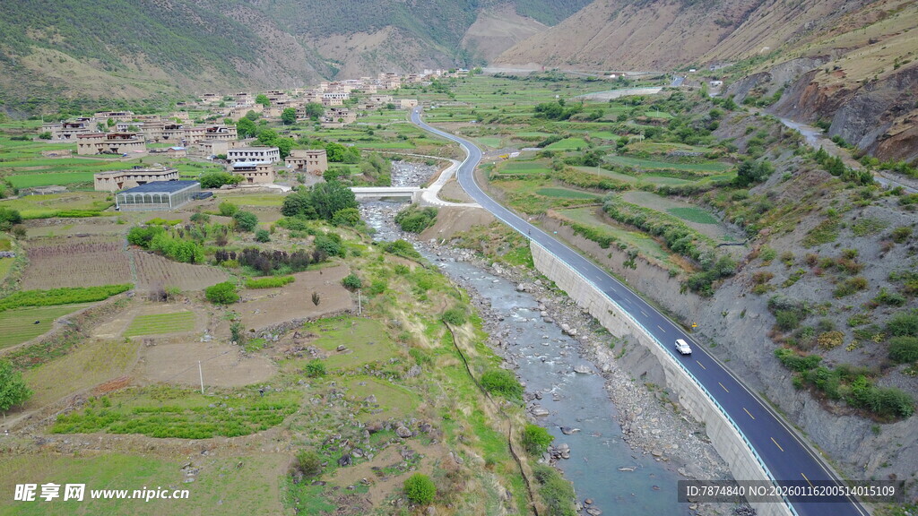 山间蜿蜒公路与田园风光