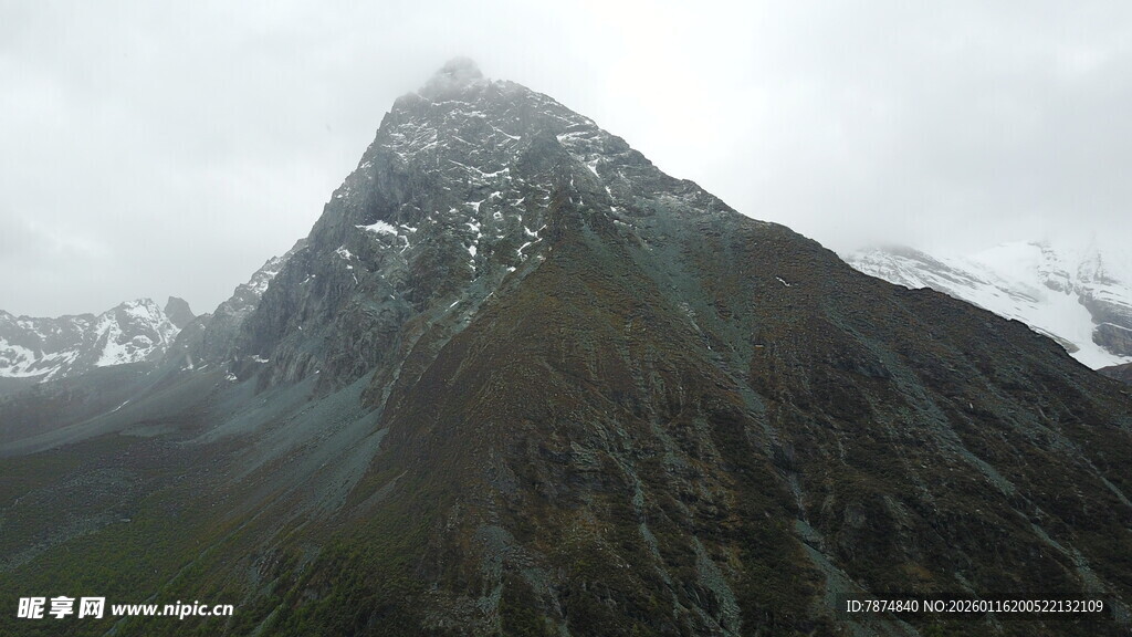 巍峨雪山 云雾缭绕之景