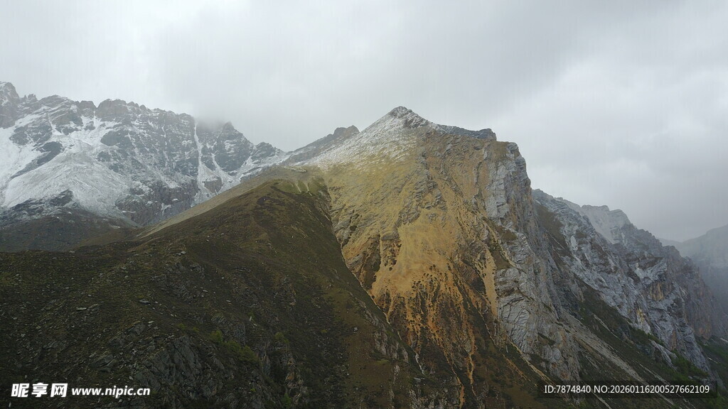 雪山峻岭间的壮丽景致