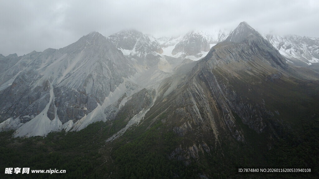 云雾缭绕的壮丽高山景色