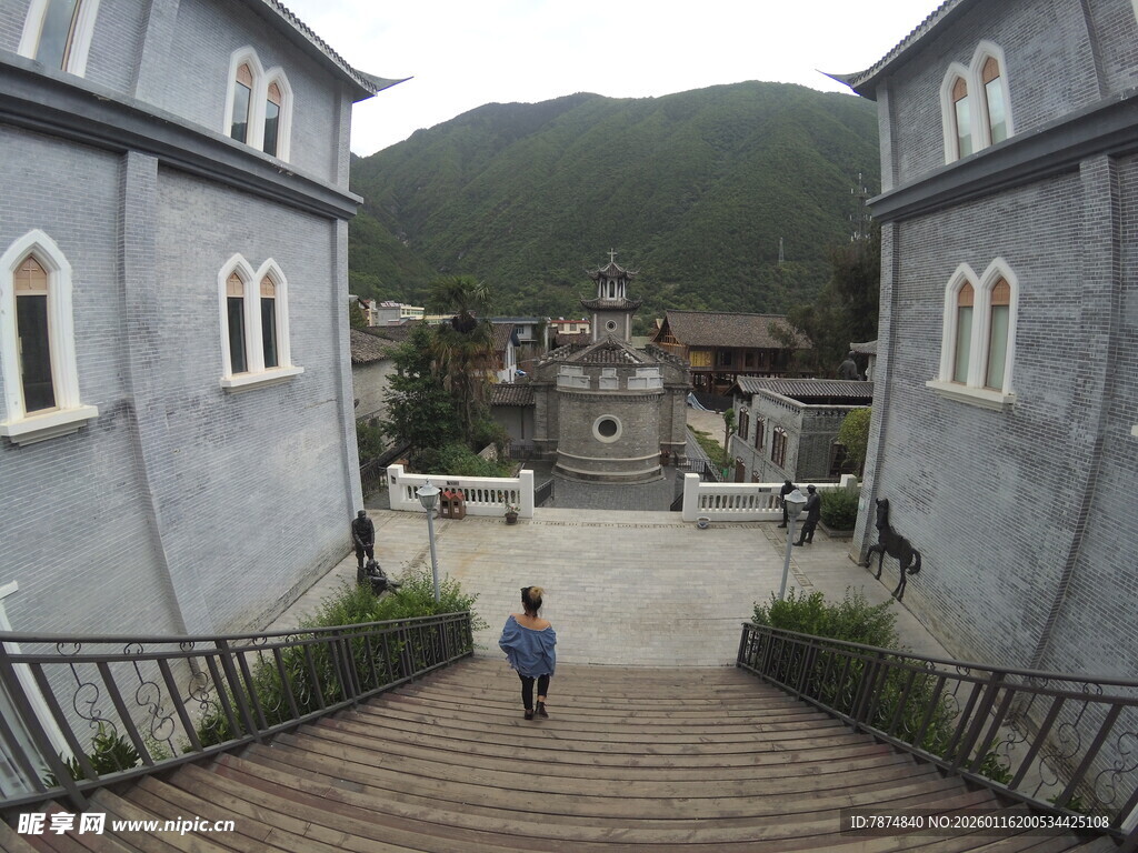 蓝墙建筑间的行人步道