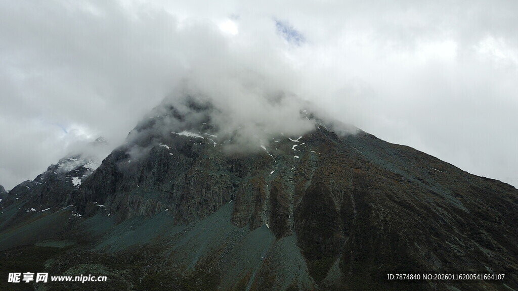 云雾缭绕的巍峨山峰