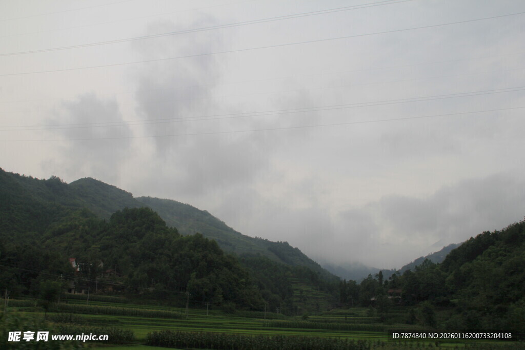 山间云雾缭绕的田园景致