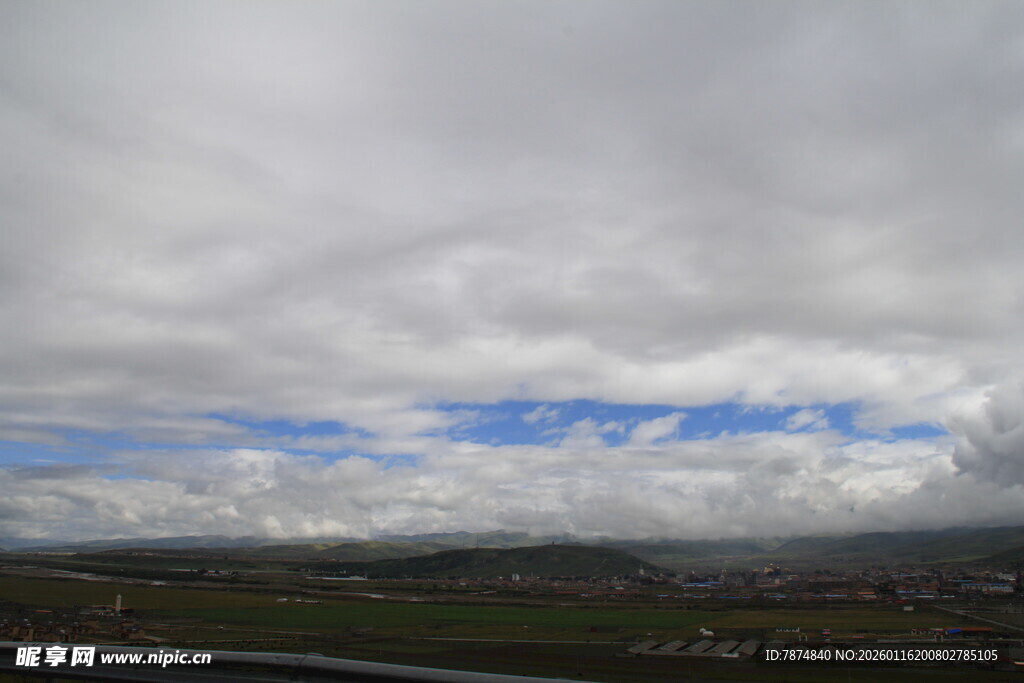 天空下的广阔田野与云层