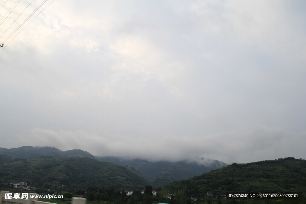 山间云雾缭绕的美丽景致