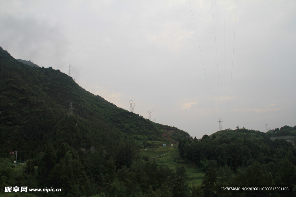 山间绿意景色