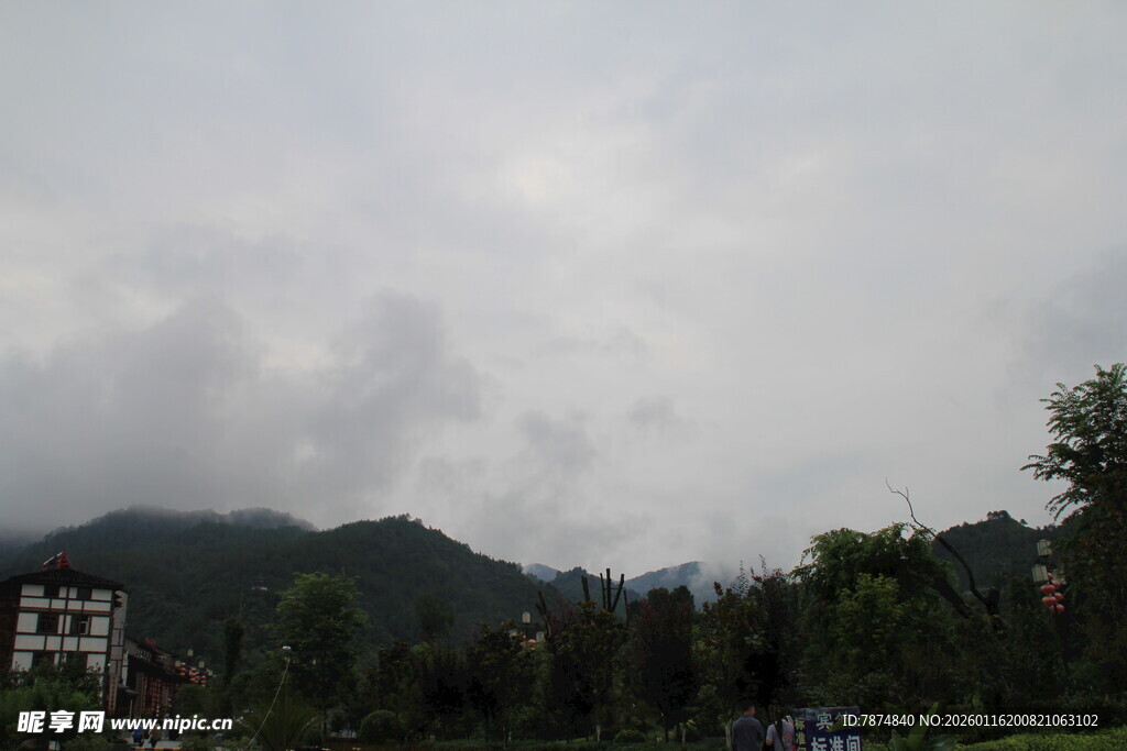 山间云雾缭绕的景致