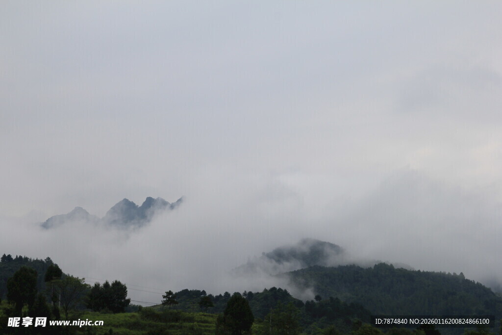 云雾缭绕的山峦美景