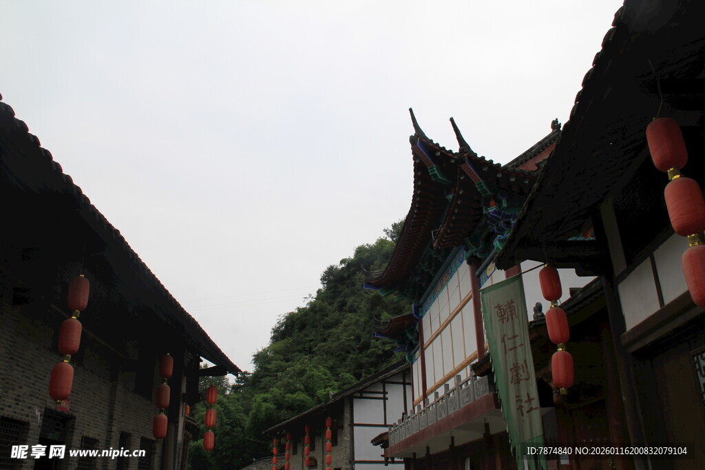 古巷中式建筑红灯笼景观