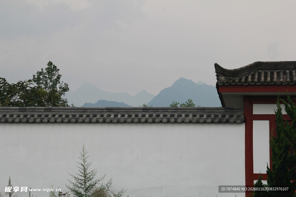 中式院墙与远处山峦