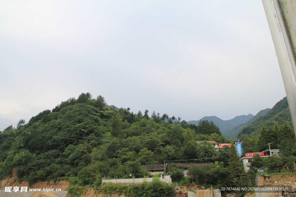 青山绿树间的乡村景致