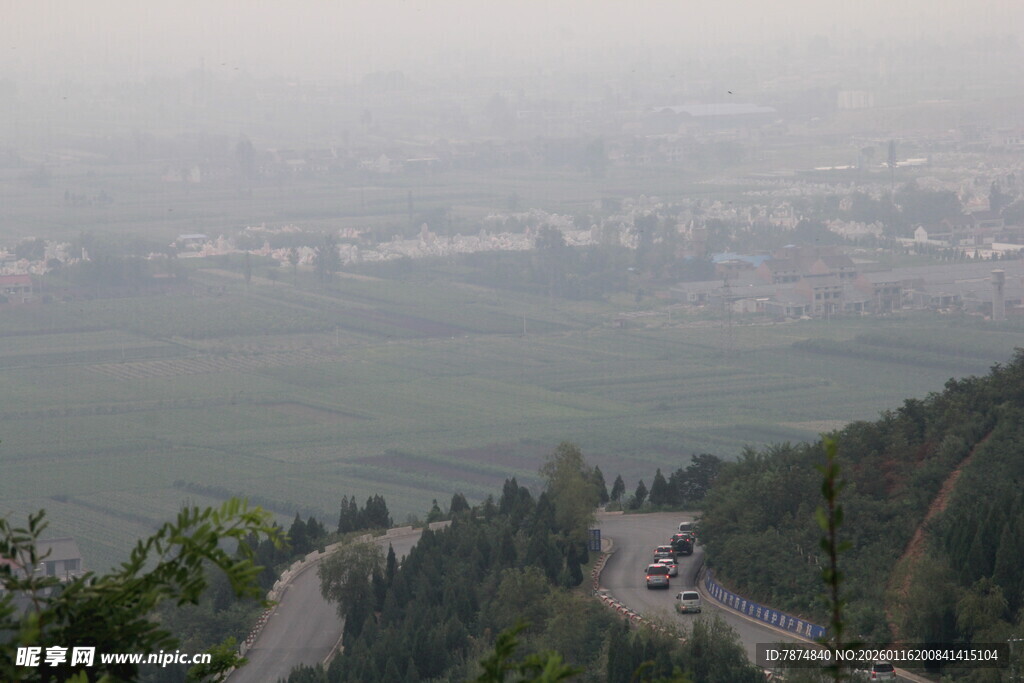 山间雾霭中的蜿蜒公路