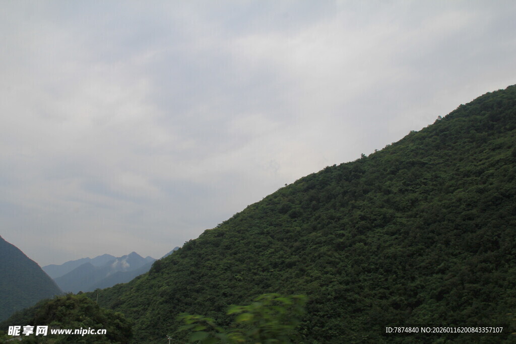 青山翠岭间的自然景致