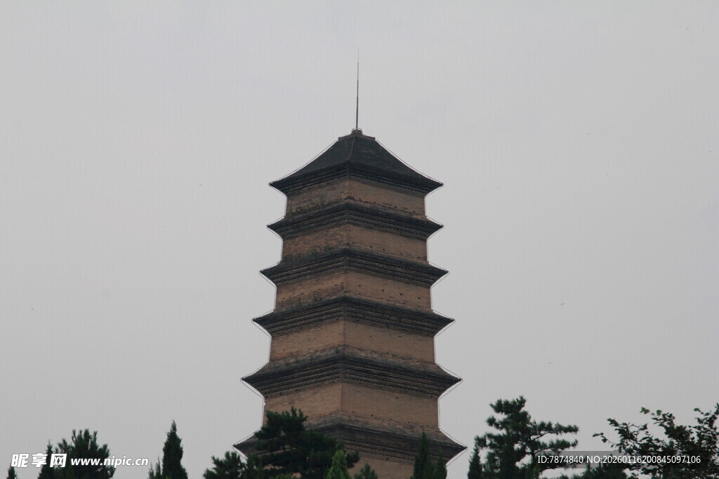 古朴多层宝塔屹立于林间