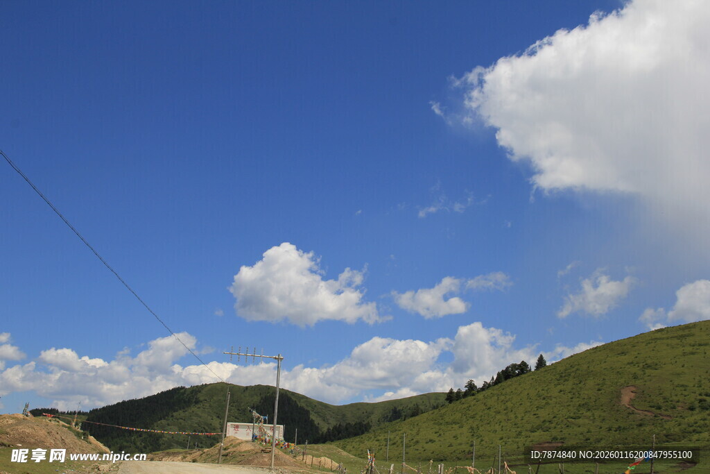 蓝天白云下的青山美景