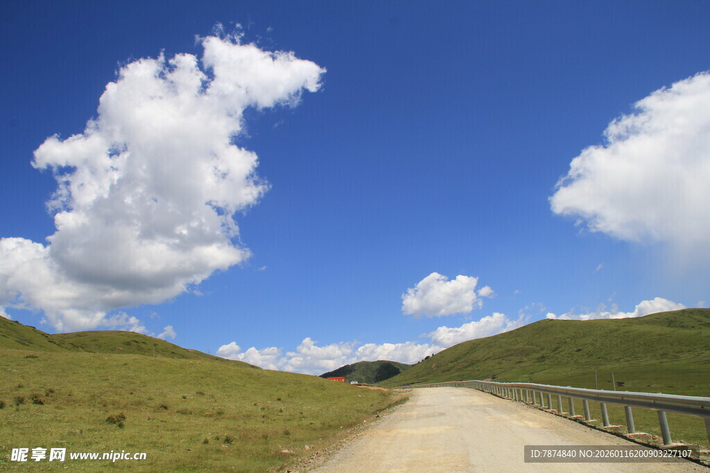 草原公路 蓝天白云美景