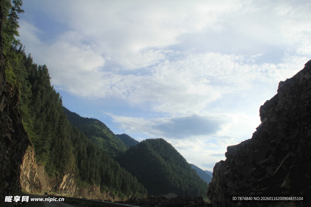 壮丽山间河谷风景