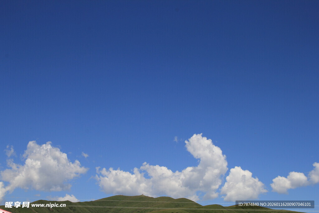 蓝天青山间的白云美景