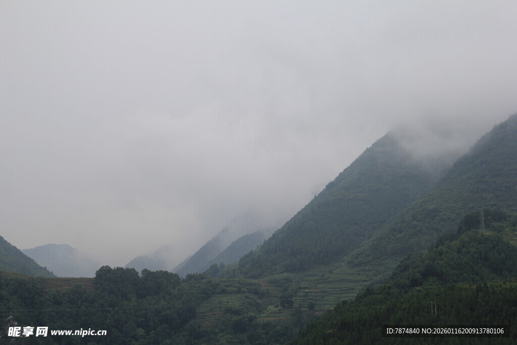云雾缭绕的山峦美景