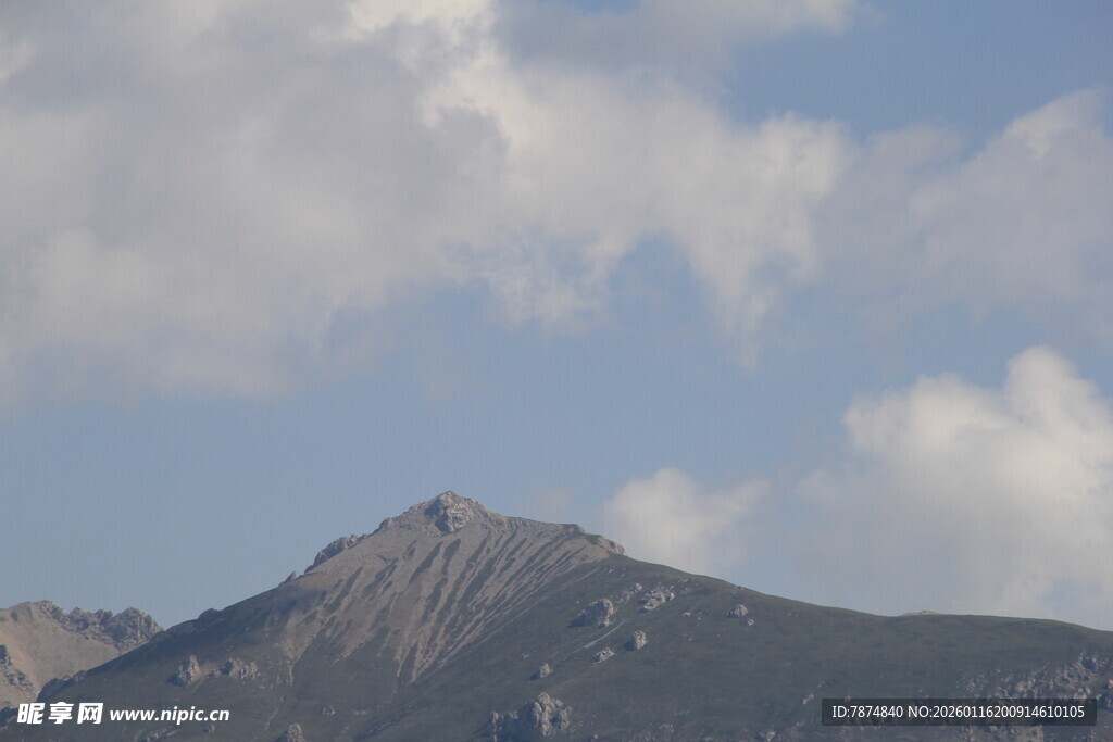 巍峨山峰与蓝天白云