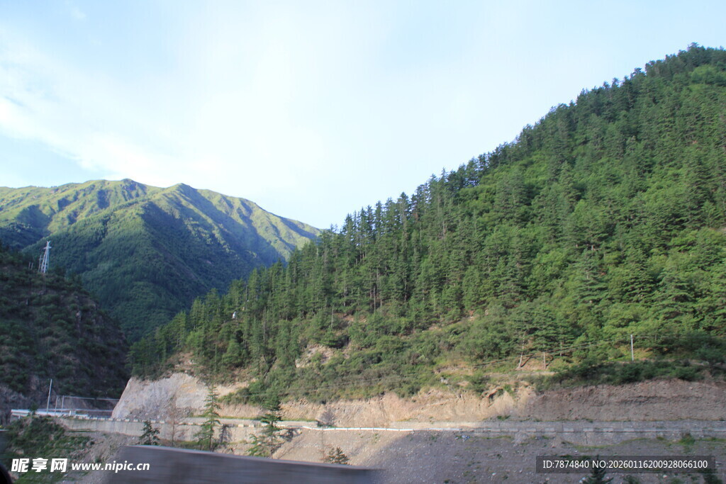 青山绿水间的优美景致