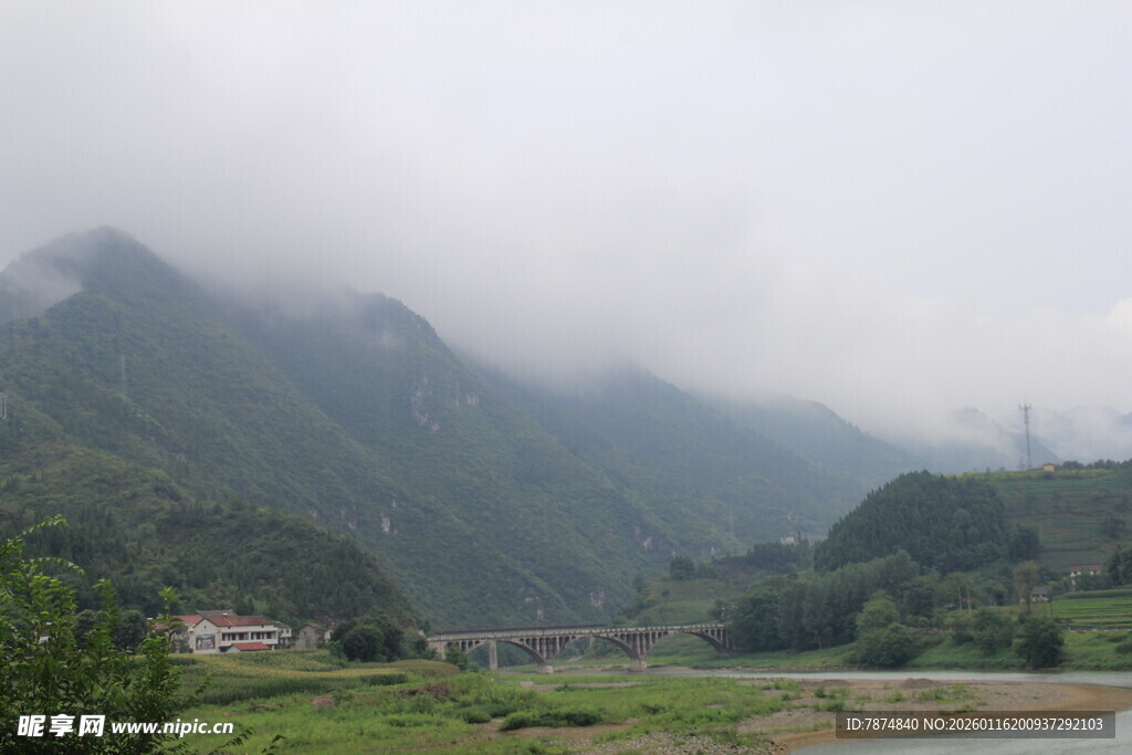 山间云雾缭绕的田园风光