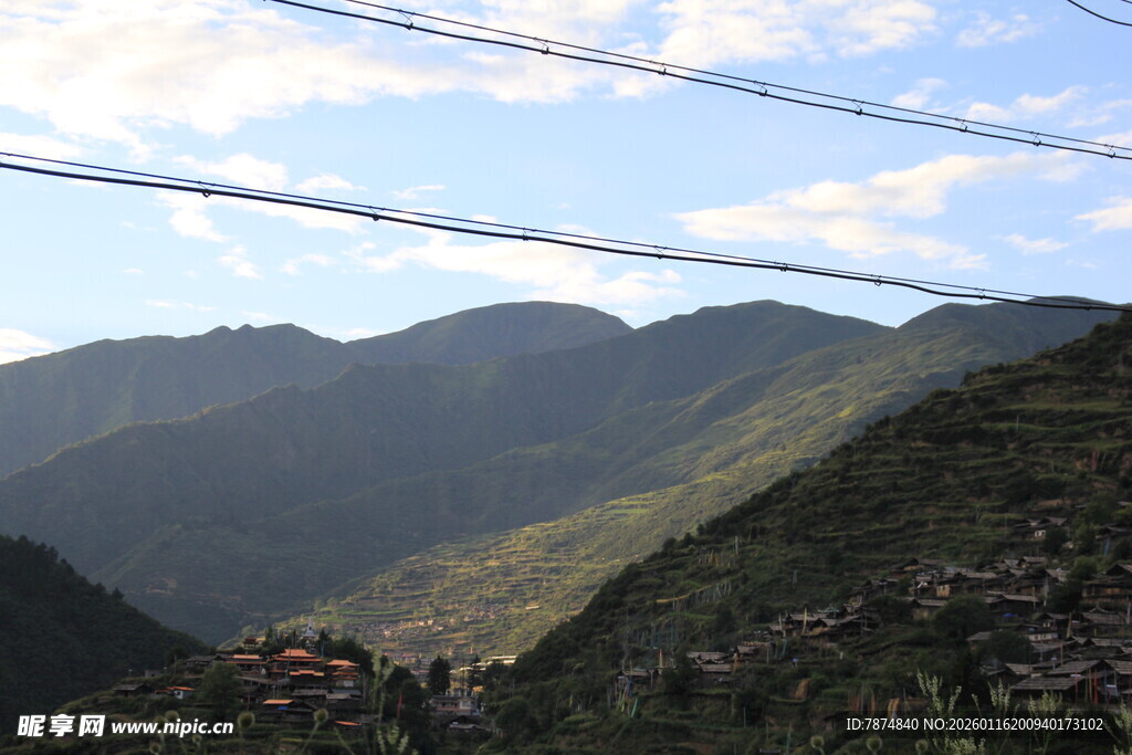 山间景致 电线横跨青山