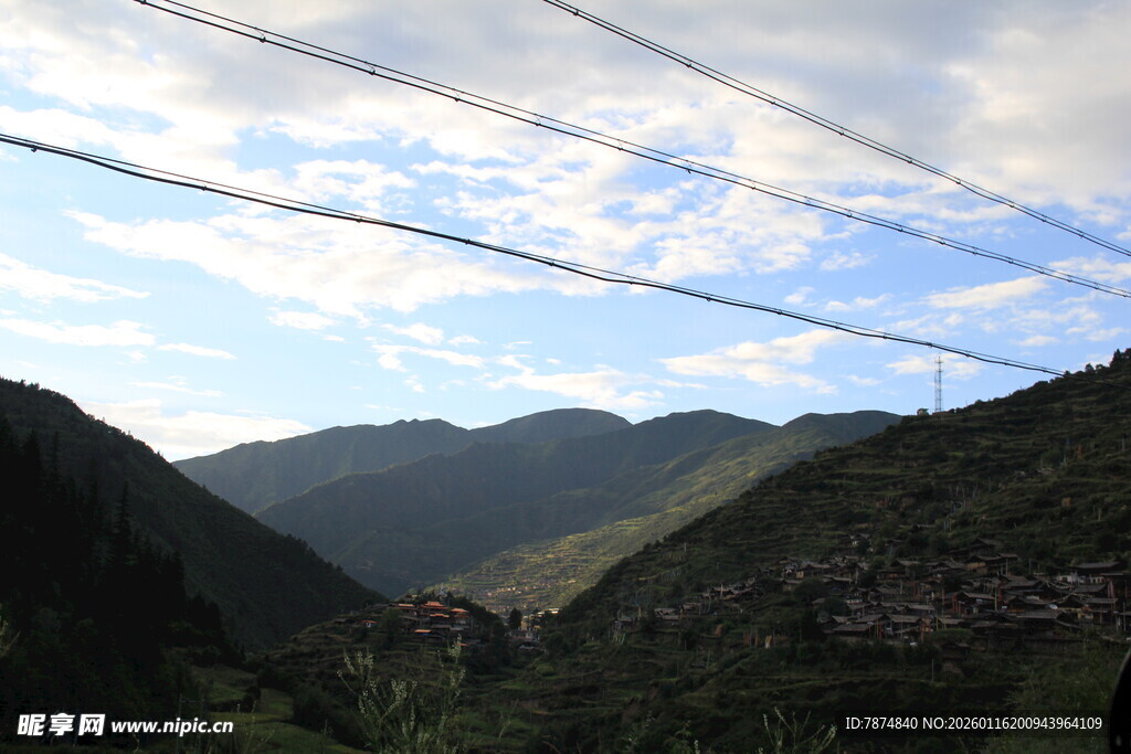 山间风景 电线横跨山谷