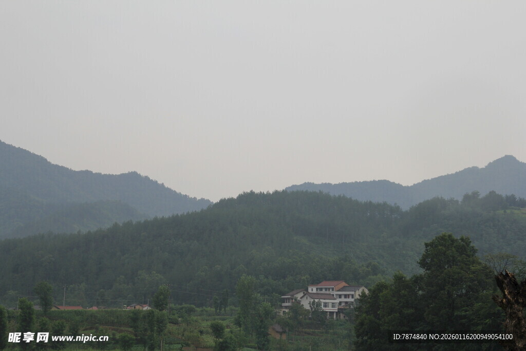 山间景色 朦胧绿意隐屋舍